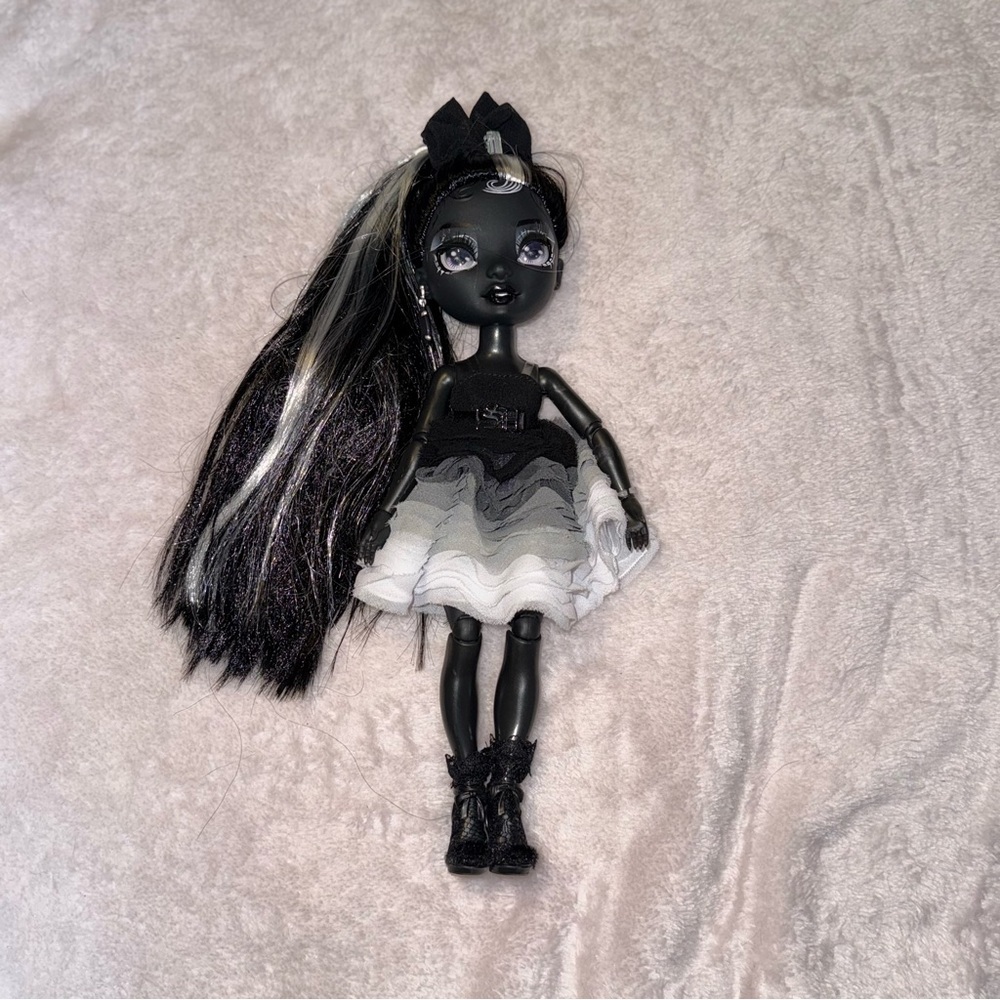Rainbow High Shadow High Series 1 Shanelle Onyx Grayscale Fashion Doll Set
